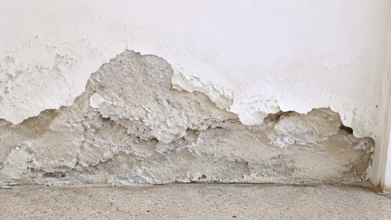 Parete fredda e umida con intonaco degradato